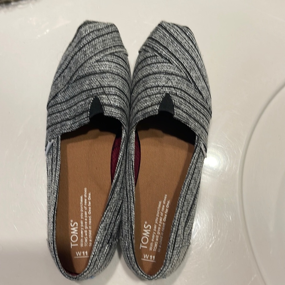 NEW Toms gray sieve and black flats